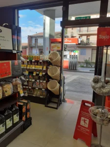 Estación de Servicio Gil - entrada tienda carrefour express en Matarraña